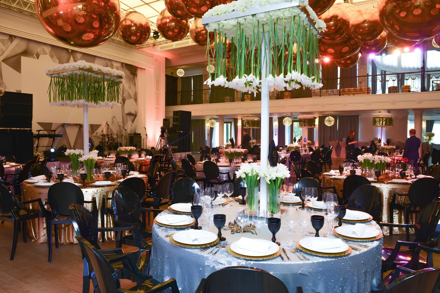 Большой банкетный зал для юбилея в семейном ресторане Village Kitchen в гольф-клубе в Москве