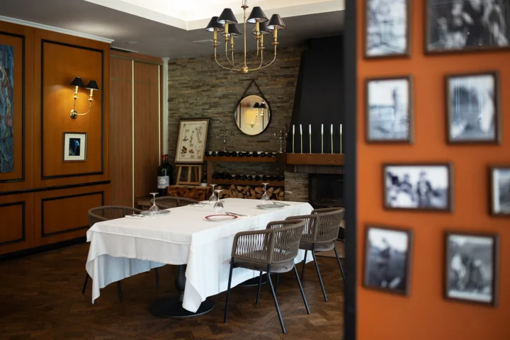 Интерьер зала с камином в семейном ресторане Village Kitchen Гольф в Москве