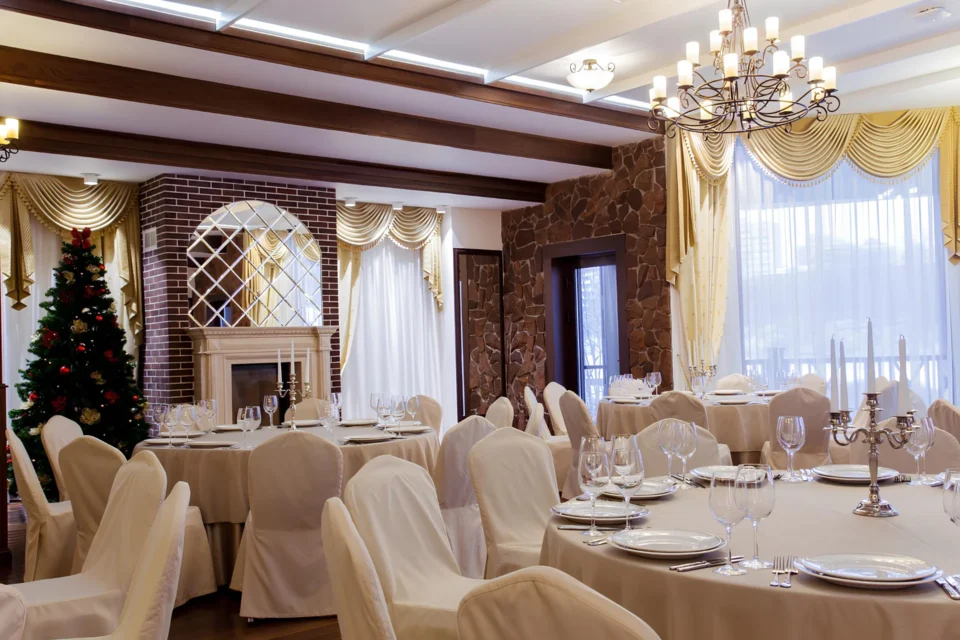 Малый банкетный зал с рассадкой в семейном ресторане Village Kitchen в гольф-клубе в Москве
