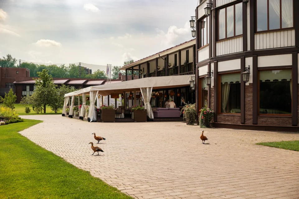 Фото летней террасы ресторана Village Kitchen в гольф-клубе в Москве