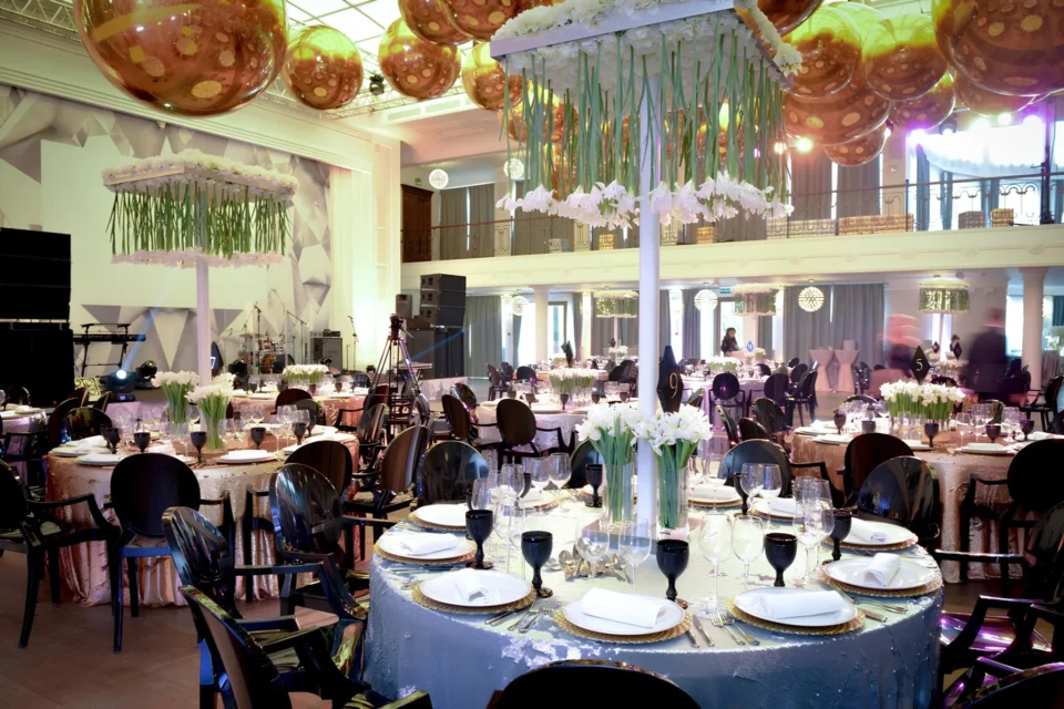 Большой банкетный зал с рассадкой в ресторане Village Kitchen в гольф-клубе в Москве